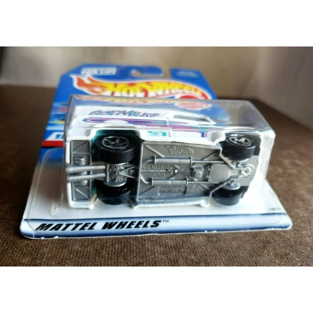 Hot Wheels DAIRY DELIVERY '98 FIRST EDITIONS & CIRCUS ON WHEELS SERIES LOT OF 2